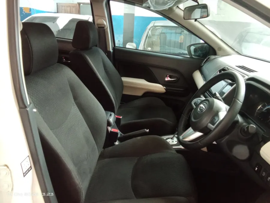 Foto Mobil Bekas Kabin Depan Daihatsu Terios 1.5 R tahun 2022