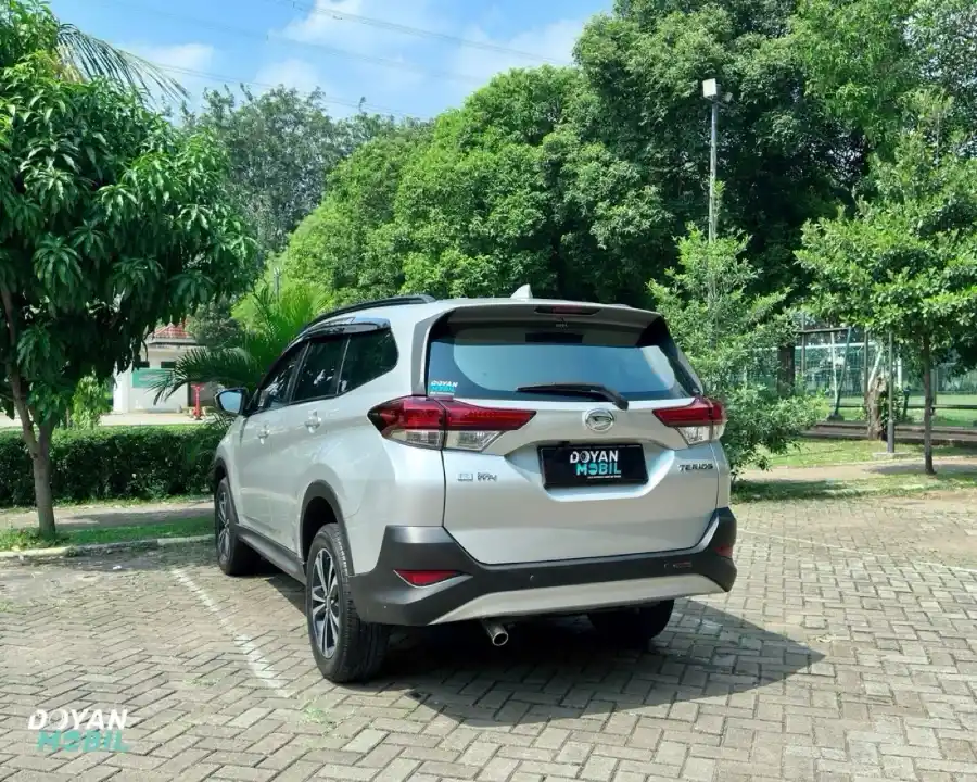 Foto Mobil Bekas Kiri Belakang Daihatsu Terios 1.5 R tahun 2022