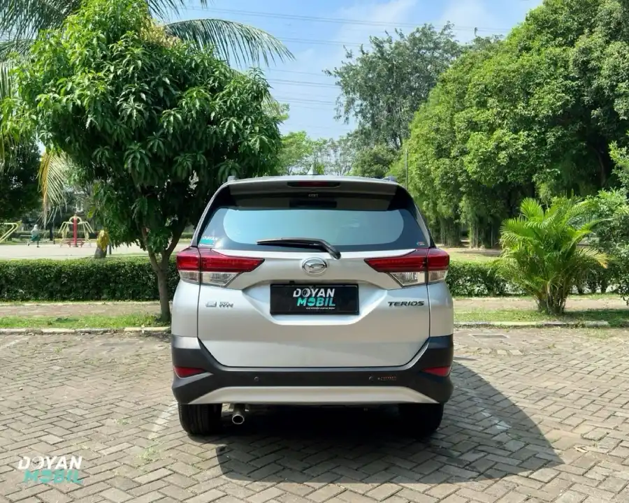 Foto Mobil Bekas Tampak Belakang Daihatsu Terios 1.5 R tahun 2022