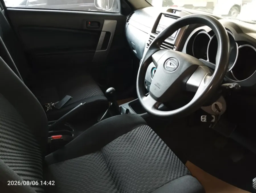 Foto Mobil Bekas Kabin Depan Daihatsu Terios 1.5 X tahun 2016