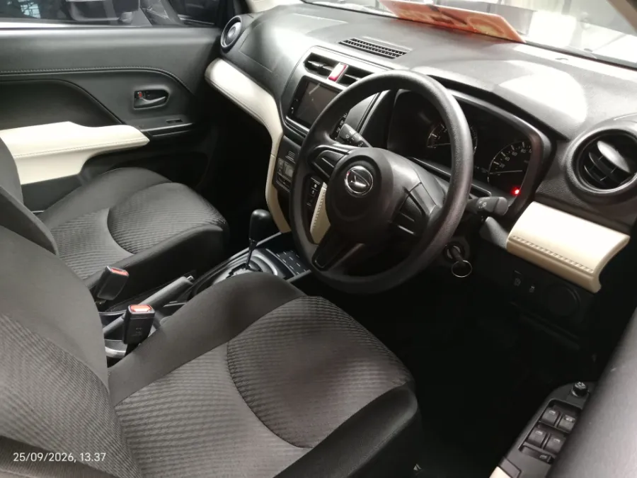 Foto Mobil Bekas Kabin Depan Daihatsu Terios 1.5 X tahun 2021