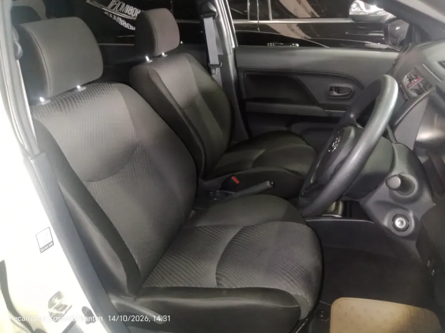 Foto Mobil Bekas Kabin Depan Daihatsu Terios 1.5 X tahun 2024