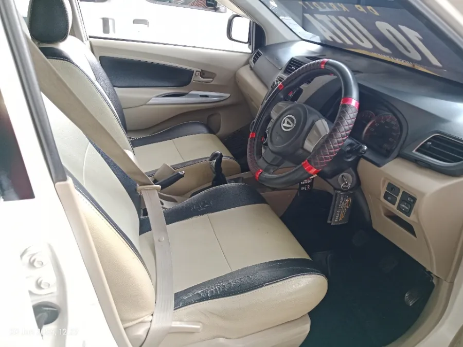 Foto Mobil Bekas Kabin Depan Daihatsu Xenia 1.3 tahun 2014