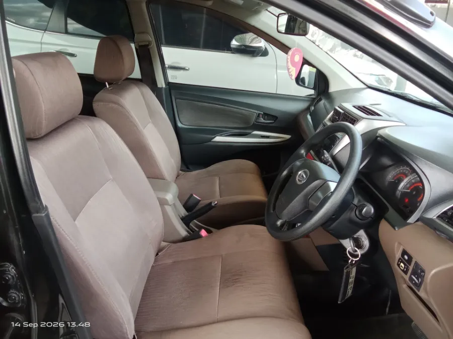 Foto Mobil Bekas Kabin Depan Daihatsu Xenia 1.3 R tahun 2016