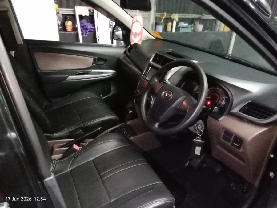 Foto Mobil Bekas Kabin Depan Daihatsu Xenia 1.3 R tahun 2017