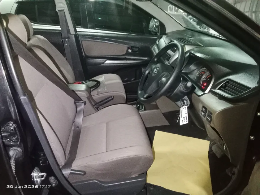 Foto Mobil Bekas Kabin Depan Daihatsu Xenia 1.3 R tahun 2017