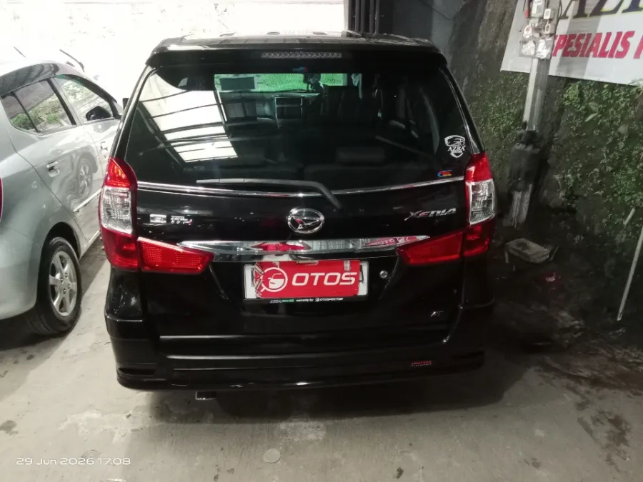 Foto Mobil Bekas Tampak Belakang Daihatsu Xenia 1.3 R tahun 2017