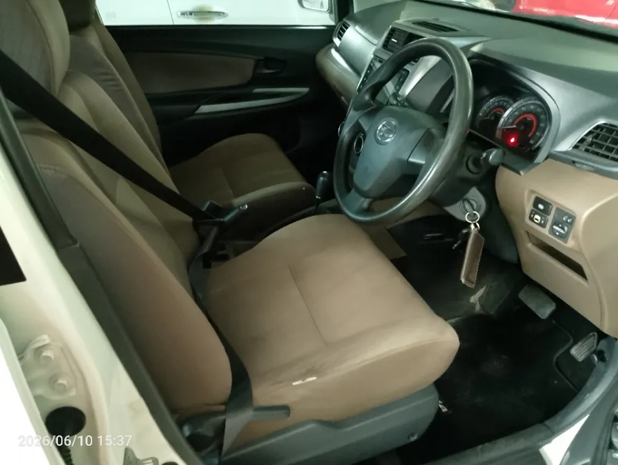 Foto Mobil Bekas Kabin Depan Daihatsu Xenia 1.3 R tahun 2018