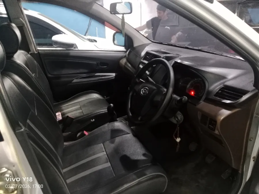 Foto Mobil Bekas Kabin Depan Daihatsu Xenia 1.3 R tahun 2018