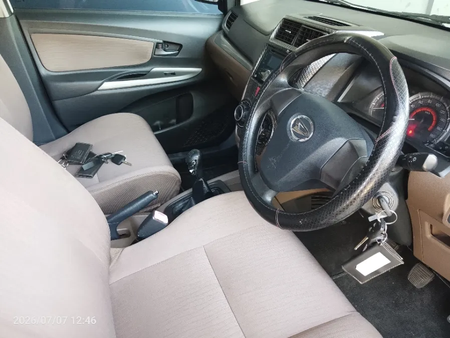 Foto Mobil Bekas Kabin Depan Daihatsu Xenia 1.3 R tahun 2018