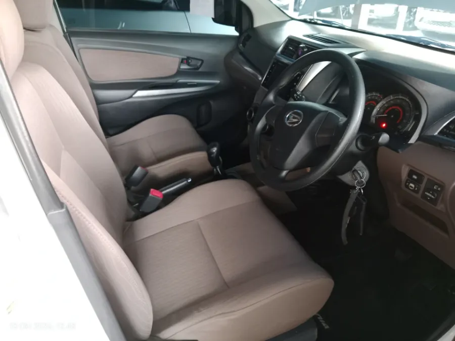 Foto Mobil Bekas Kabin Depan Daihatsu Xenia 1.3 R tahun 2018