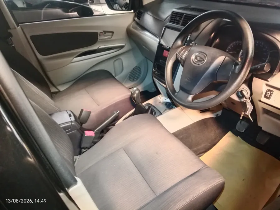Foto Mobil Bekas Kabin Depan Daihatsu Xenia 1.3 R tahun 2019