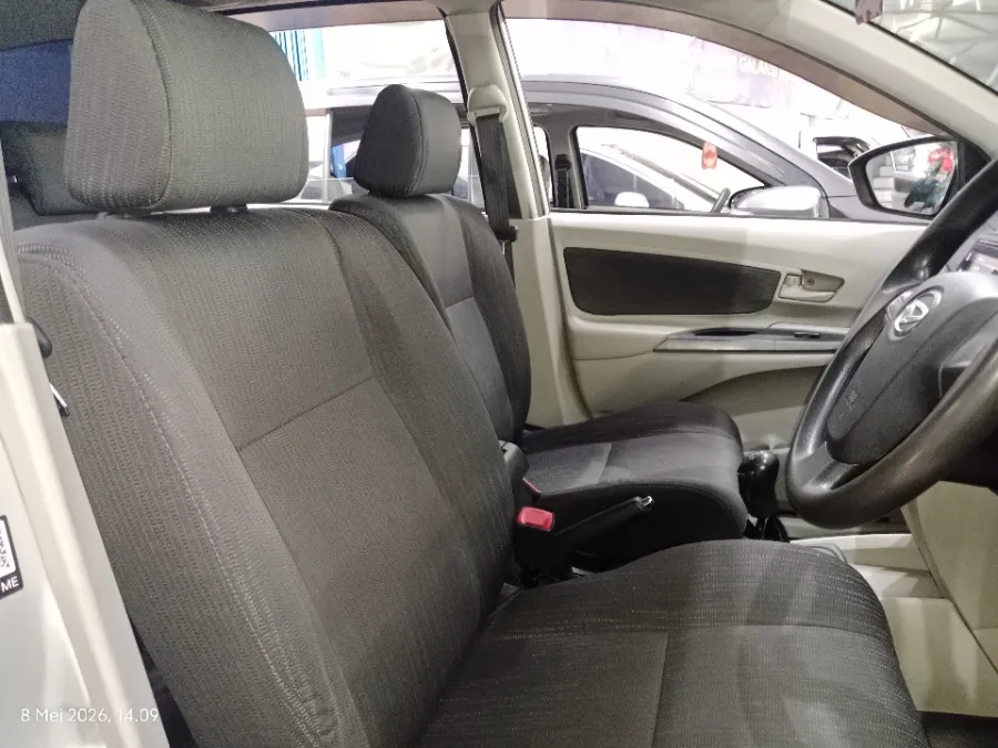 Foto Mobil Bekas Kabin Depan Daihatsu Xenia 1.3 R tahun 2020