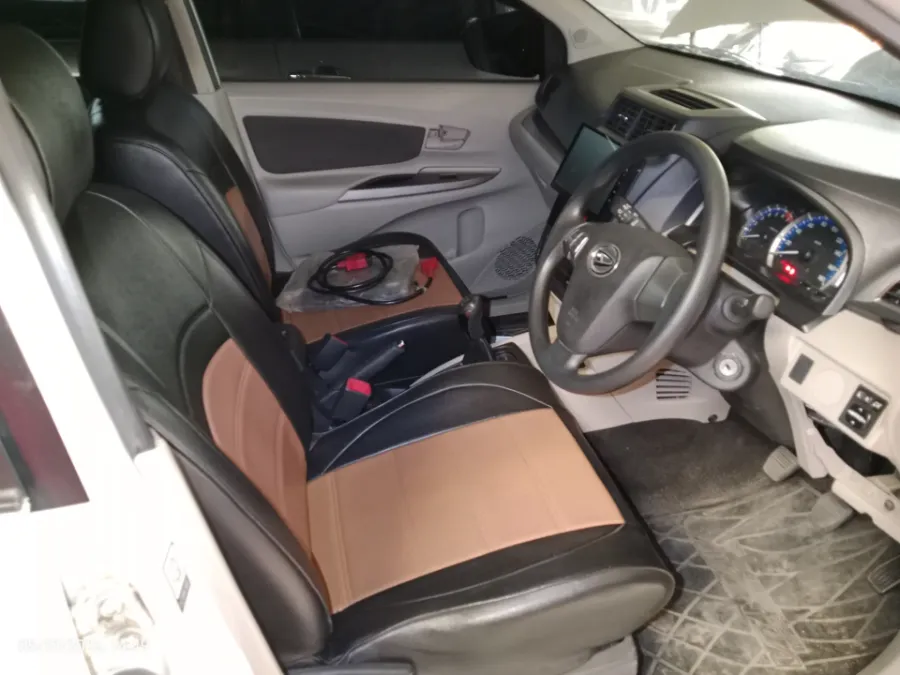 Foto Mobil Bekas Kabin Depan Daihatsu Xenia 1.3 R tahun 2020