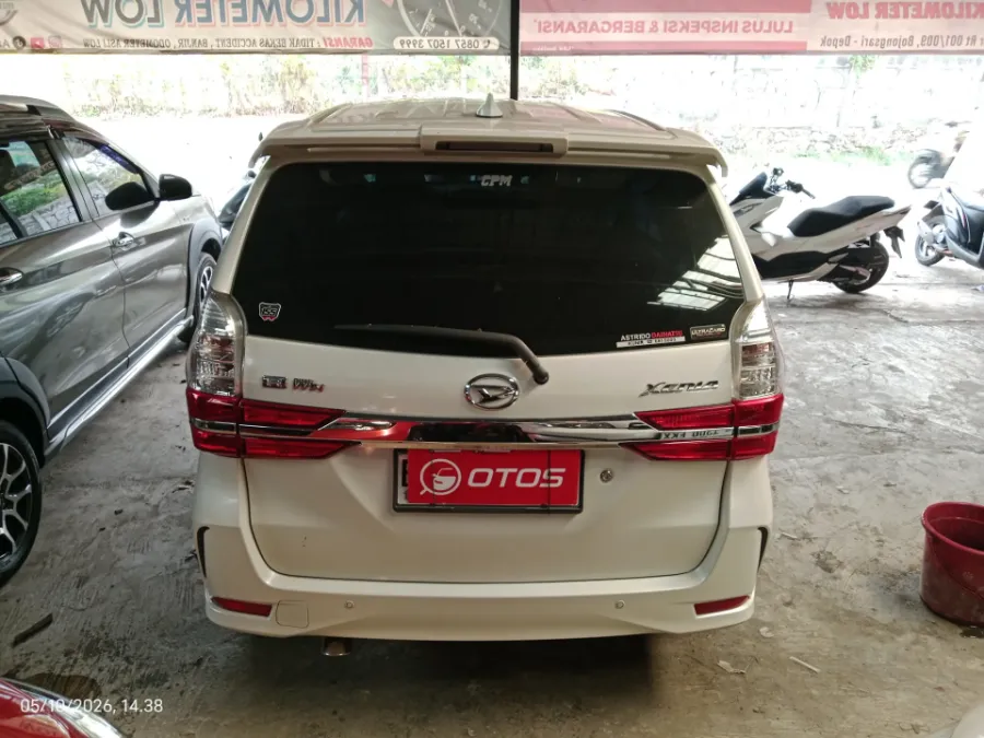 Foto Mobil Bekas Tampak Belakang Daihatsu Xenia 1.3 R tahun 2020