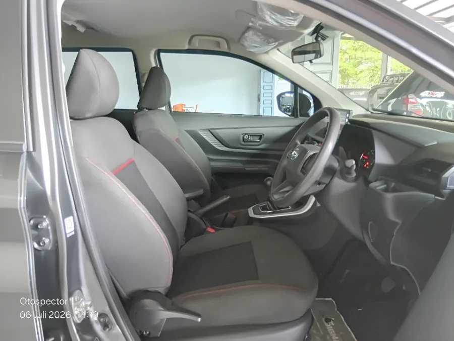 Foto Mobil Bekas Kabin Depan Daihatsu Xenia 1.3 R tahun 2021