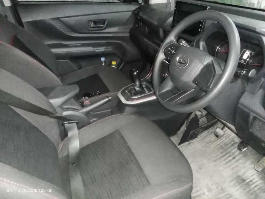Foto Mobil Bekas Kabin Depan Daihatsu Xenia 1.3 R tahun 2022