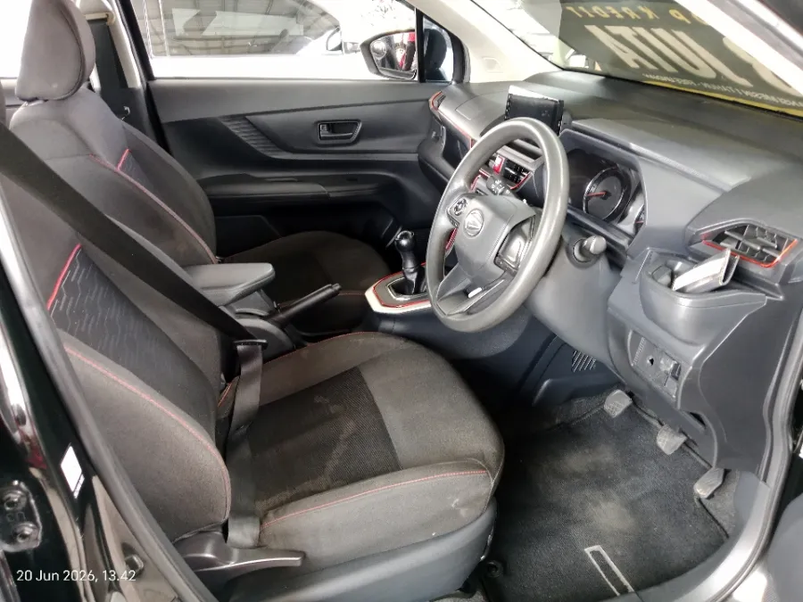 Foto Mobil Bekas Kabin Depan Daihatsu Xenia 1.3 R tahun 2022