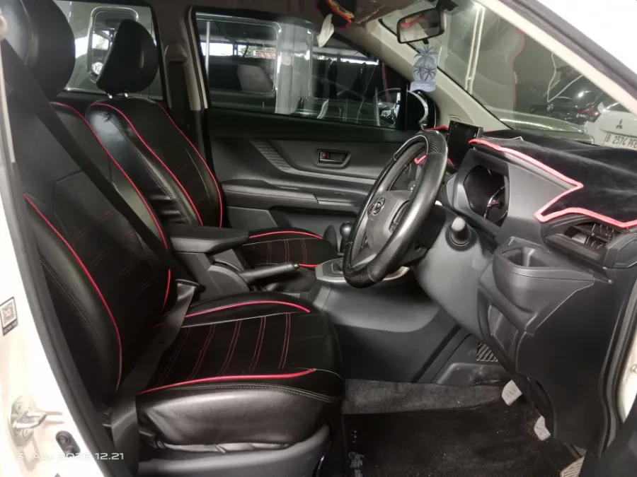 Foto Mobil Bekas Kabin Depan Daihatsu Xenia 1.3 R tahun 2022