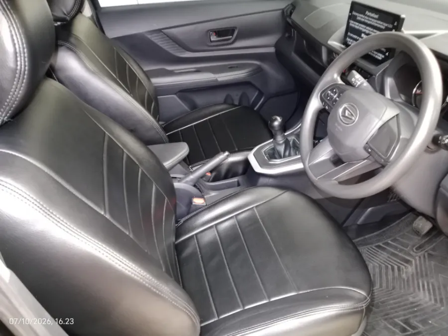 Foto Mobil Bekas Kabin Depan Daihatsu Xenia 1.3 R tahun 2023