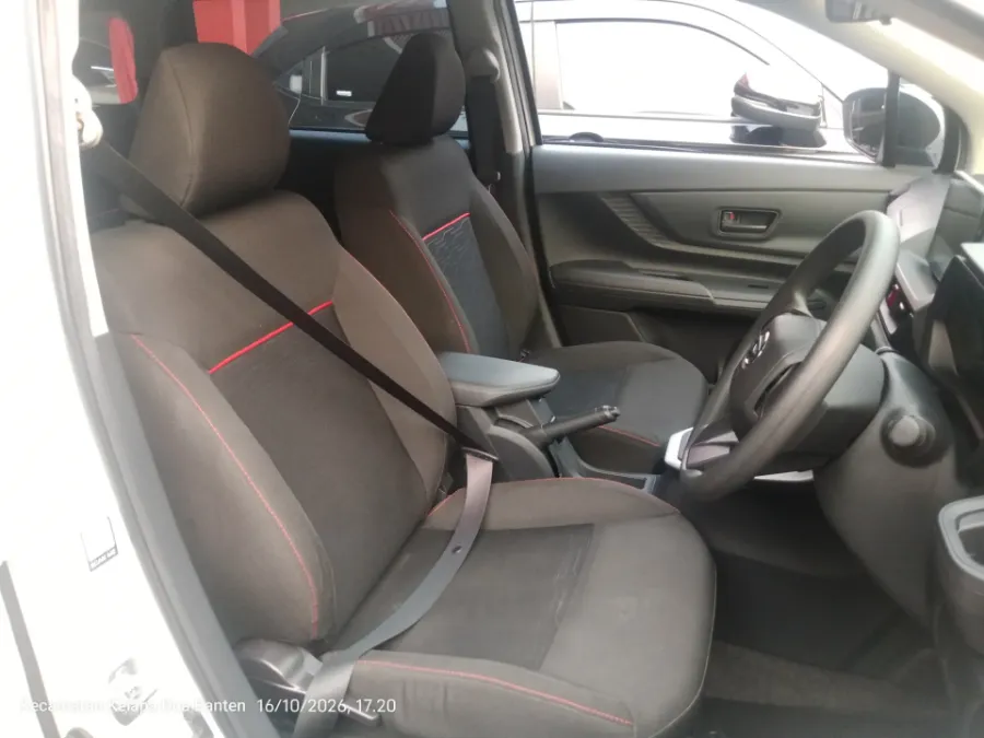 Foto Mobil Bekas Kabin Depan Daihatsu Xenia 1.3 R CVT tahun 2022