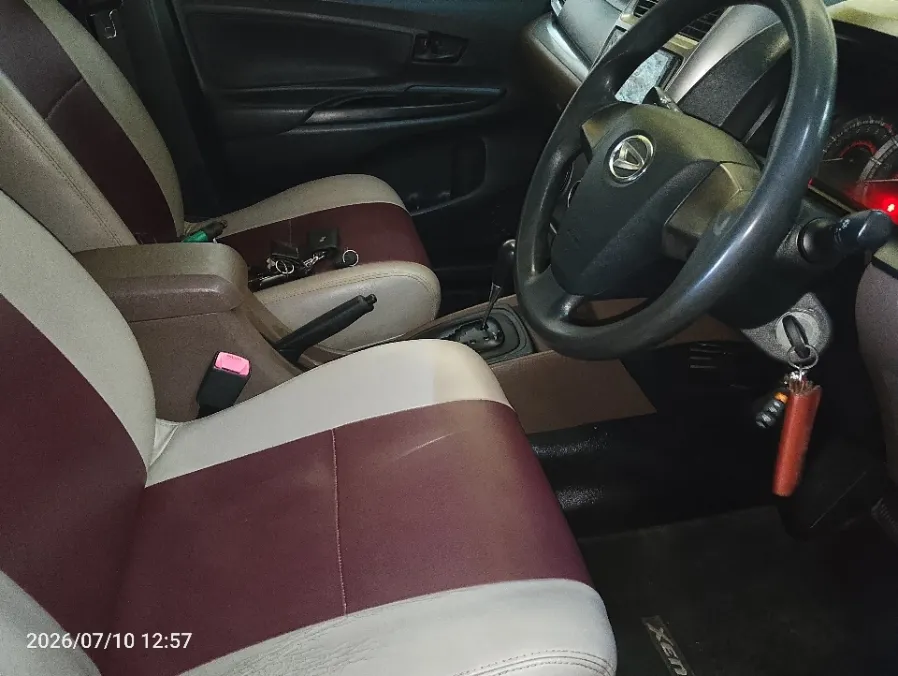 Foto Mobil Bekas Kabin Depan Daihatsu Xenia 1.3 X tahun 2017