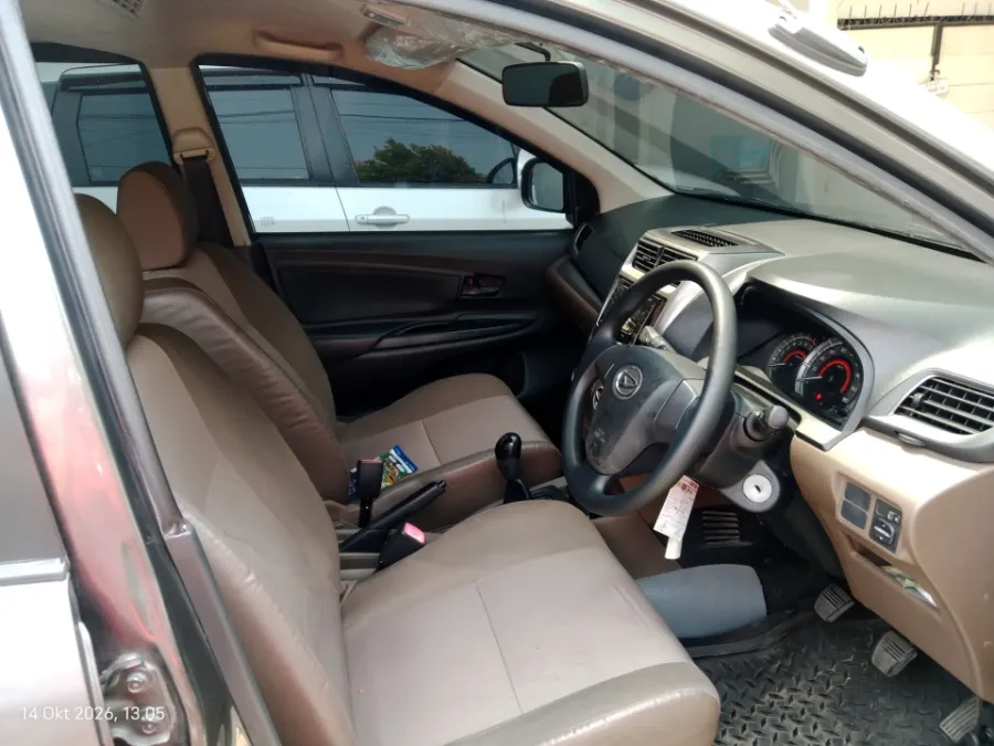 Foto Mobil Bekas Kabin Depan Daihatsu Xenia 1.3 X tahun 2017