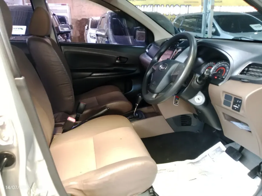 Foto Mobil Bekas Kabin Depan Daihatsu Xenia 1.3 X tahun 2018