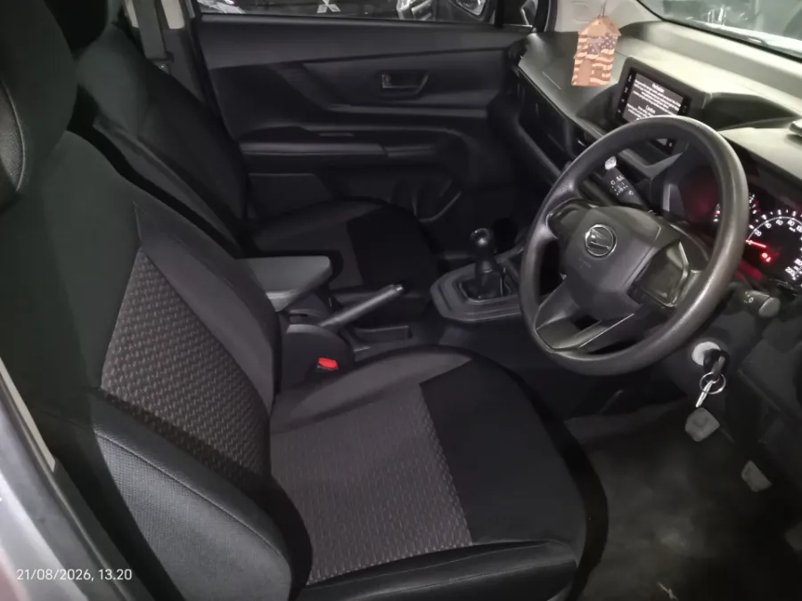 Foto Mobil Bekas Kabin Depan Daihatsu Xenia 1.3 X tahun 2022