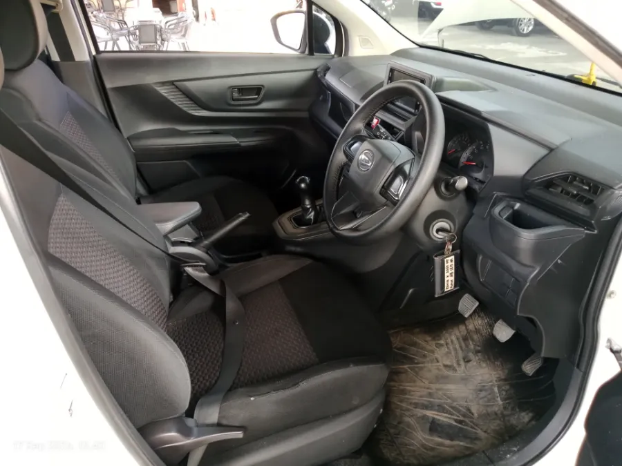Foto Mobil Bekas Kabin Depan Daihatsu Xenia 1.3 X tahun 2022