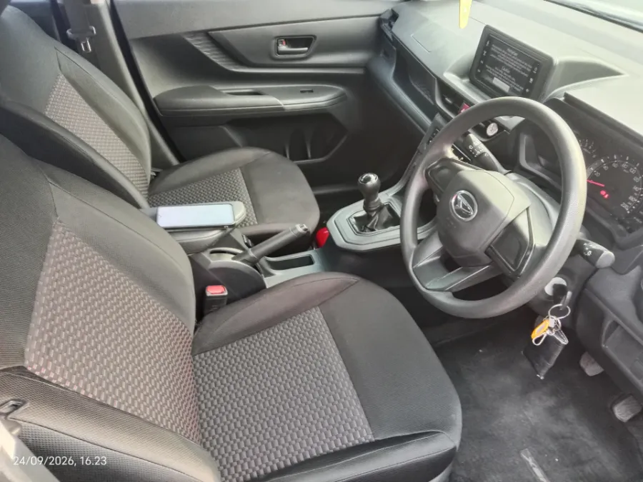 Foto Mobil Bekas Kabin Depan Daihatsu Xenia 1.3 X tahun 2022