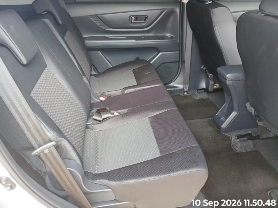 Foto Mobil Bekas Kabin Belakang Daihatsu Xenia 1.3 X tahun 2023