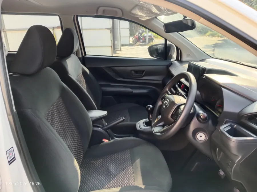 Foto Mobil Bekas Kabin Depan Daihatsu Xenia 1.3 X tahun 2023