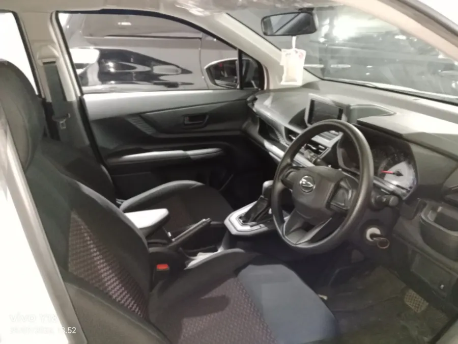 Foto Mobil Bekas Kabin Depan Daihatsu Xenia 1.3 X tahun 2024
