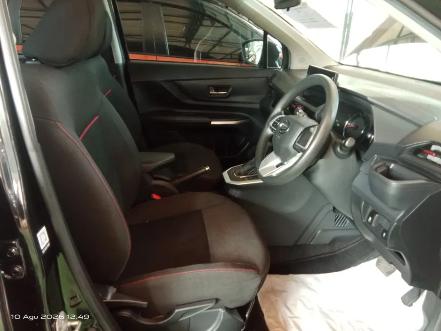 Foto Mobil Bekas Kabin Depan Daihatsu Xenia 1.5 R CVT ASA tahun 2023
