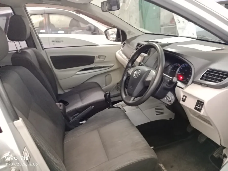 Foto Mobil Bekas Kabin Depan Daihatsu Xenia 1.5 R Deluxe tahun 2021