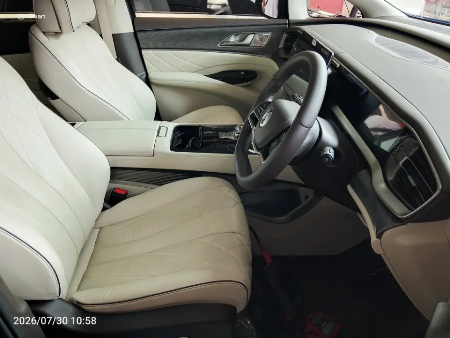 Foto Mobil Bekas Kabin Depan Denza D9 Standard tahun 2023