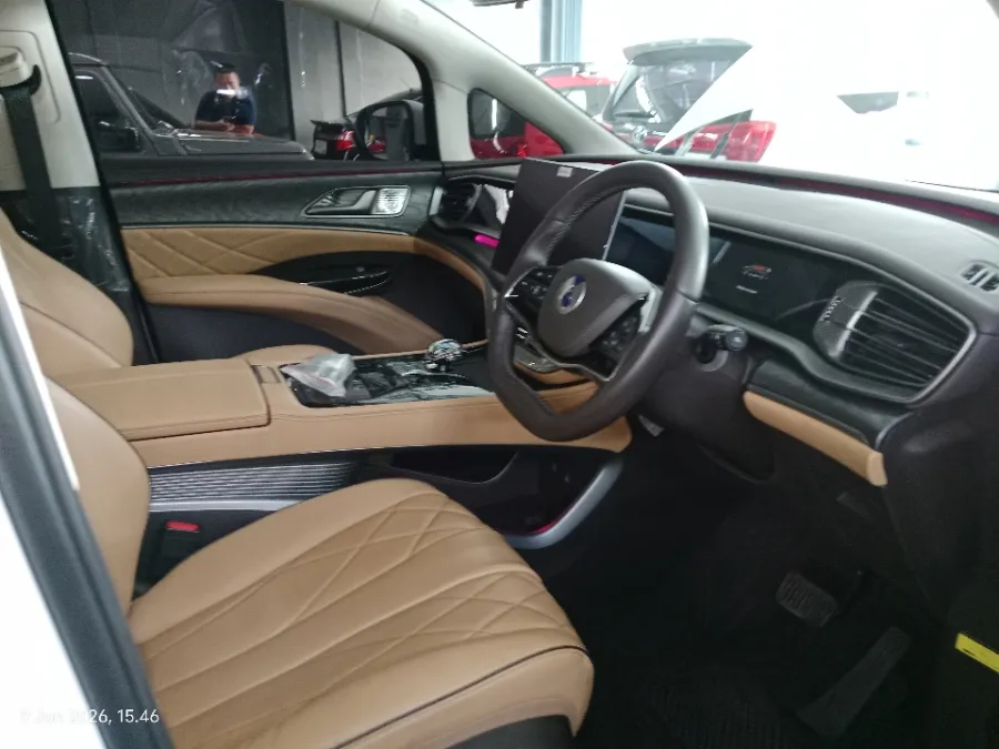 Foto Mobil Bekas Kabin Depan Denza D9 Standard tahun 2025