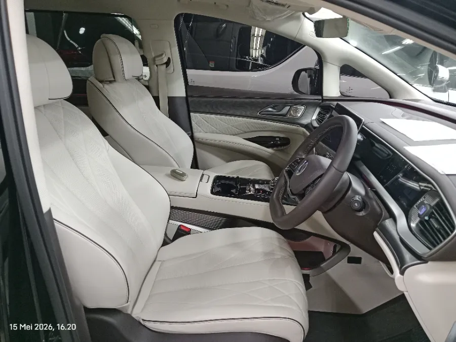 Foto Mobil Bekas Kabin Depan Denza D9 Standard tahun 2025