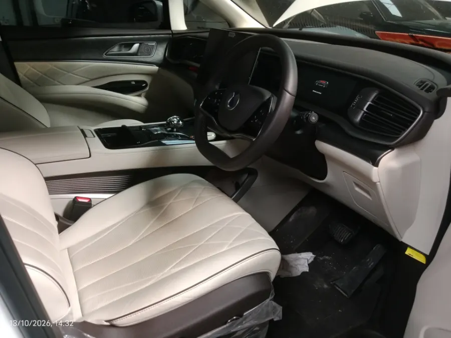 Foto Mobil Bekas Kabin Depan Denza D9 Standard tahun 2025