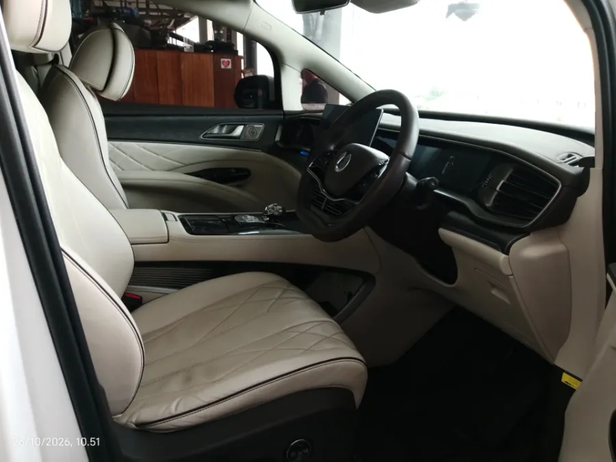 Foto Mobil Bekas Kabin Depan Denza D9 Standard tahun 2025