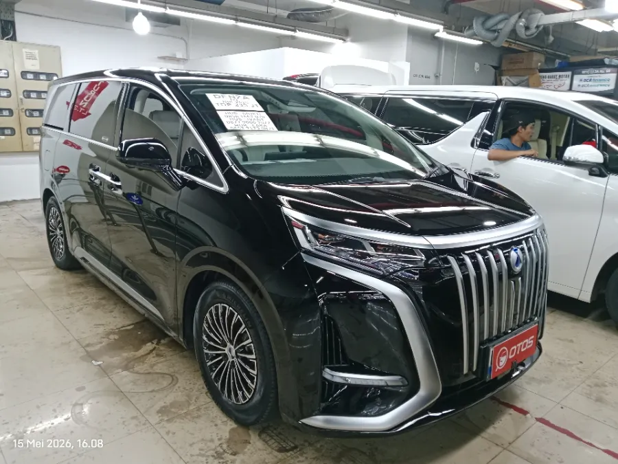 Foto Mobil Bekas Kanan Depan Denza D9 Standard tahun 2025