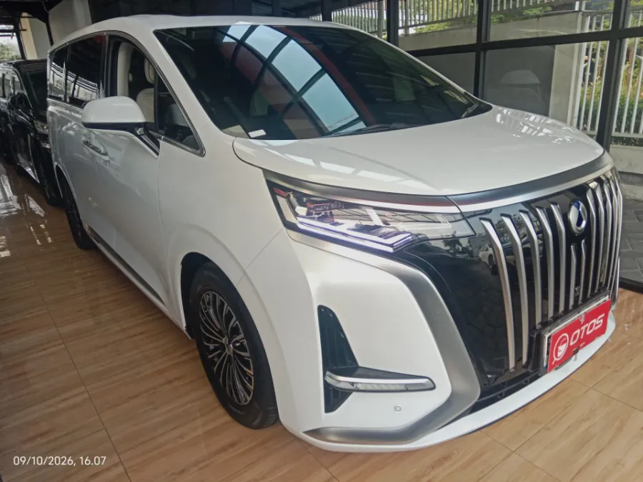 Foto Mobil Bekas Kanan Depan Denza D9 Standard tahun 2025