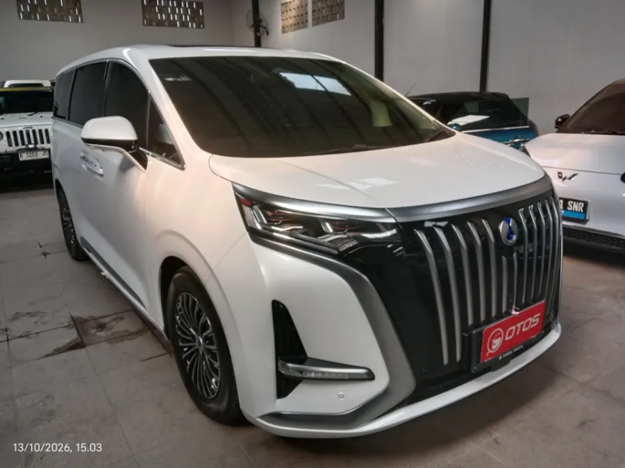 Foto Mobil Bekas Kanan Depan Denza D9 Standard tahun 2025