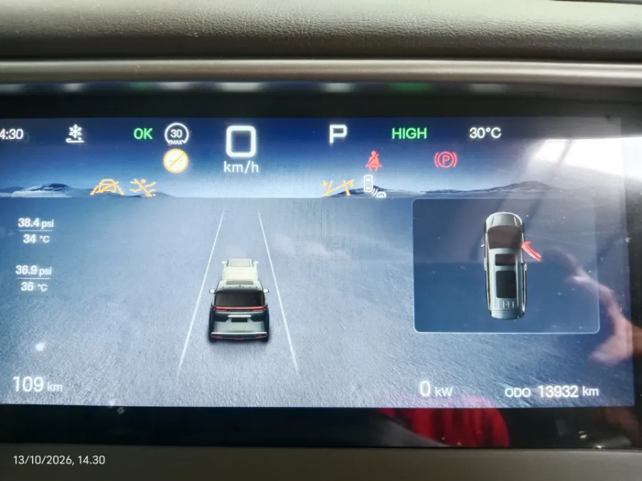 Foto Mobil Bekas Odometer Denza D9 Standard tahun 2025