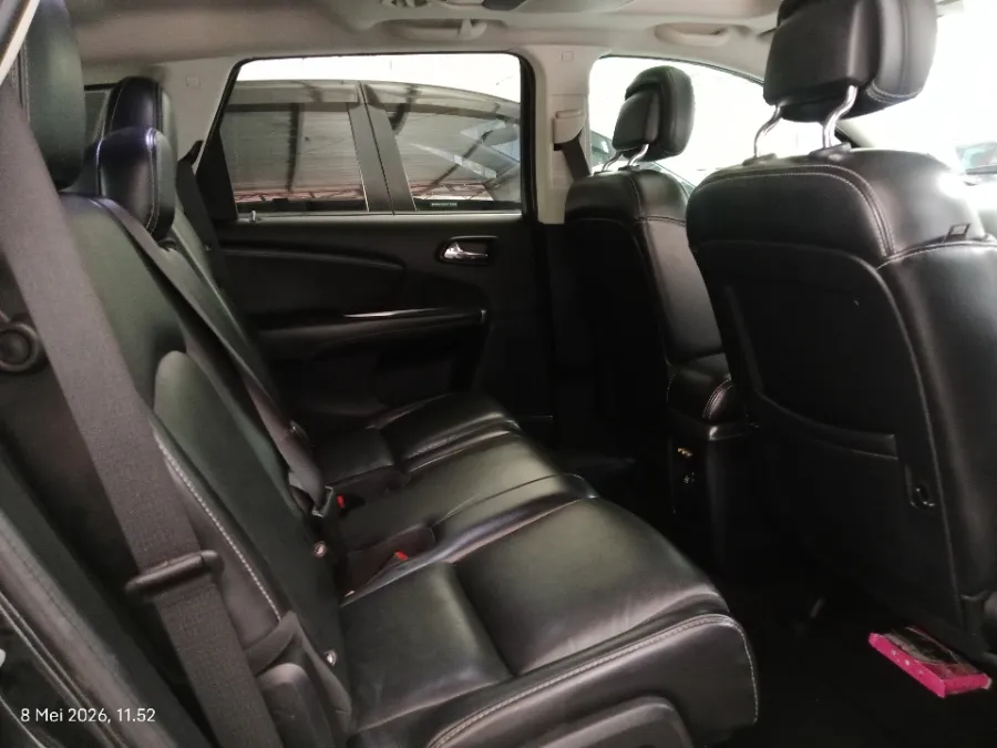 Foto Mobil Bekas Kabin Belakang Dodge Journey 2.4 SXT tahun 2013