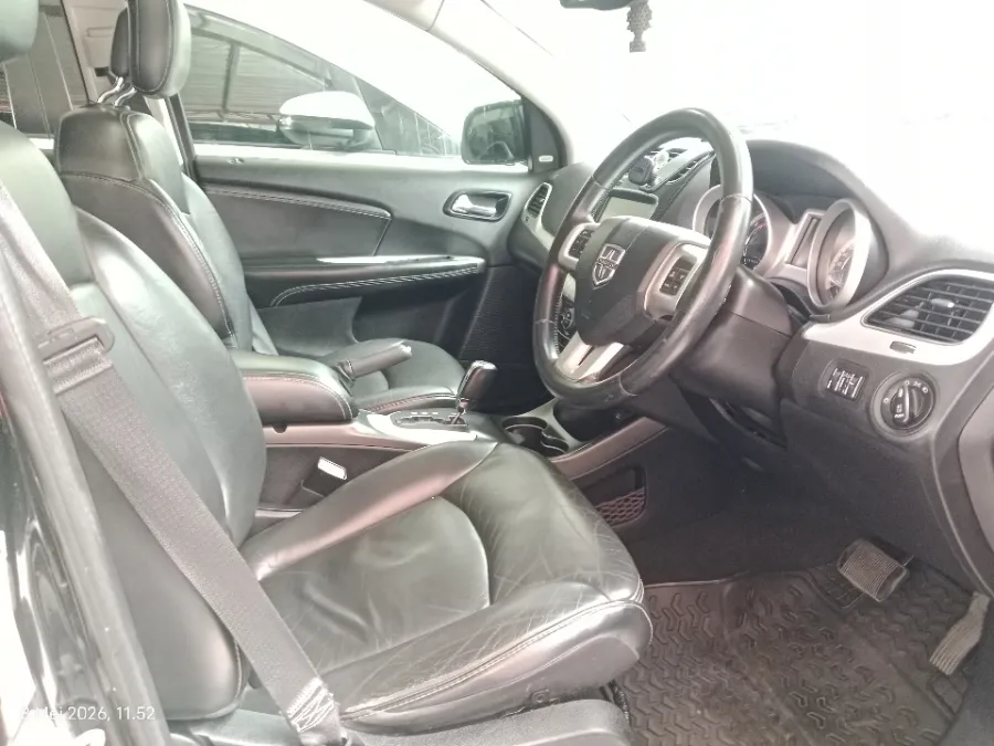Foto Mobil Bekas Kabin Depan Dodge Journey 2.4 SXT tahun 2013