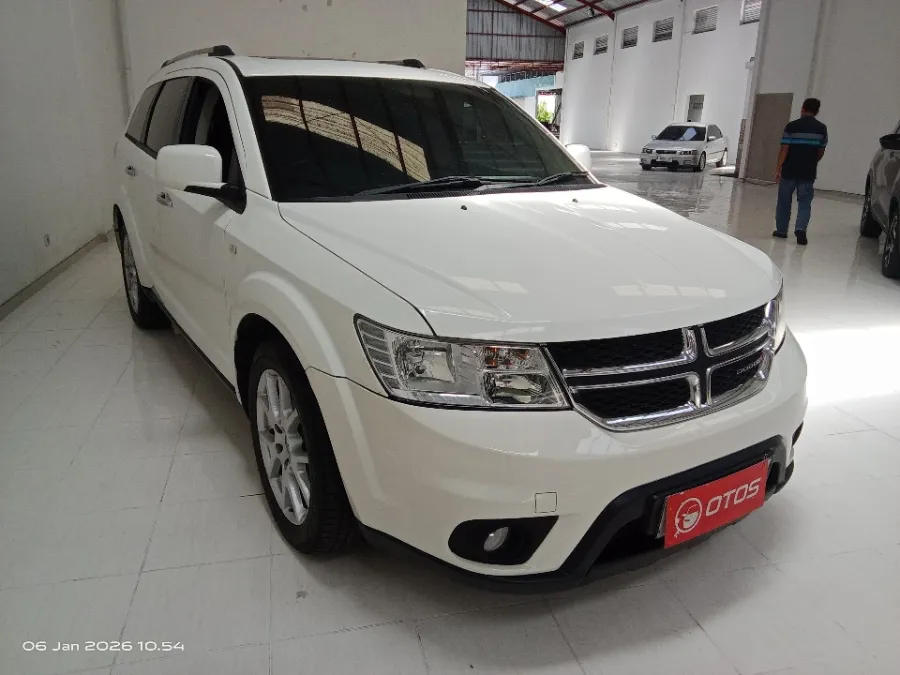 Foto Mobil Bekas Kanan Depan Dodge Journey 2.4 SXT tahun 2015