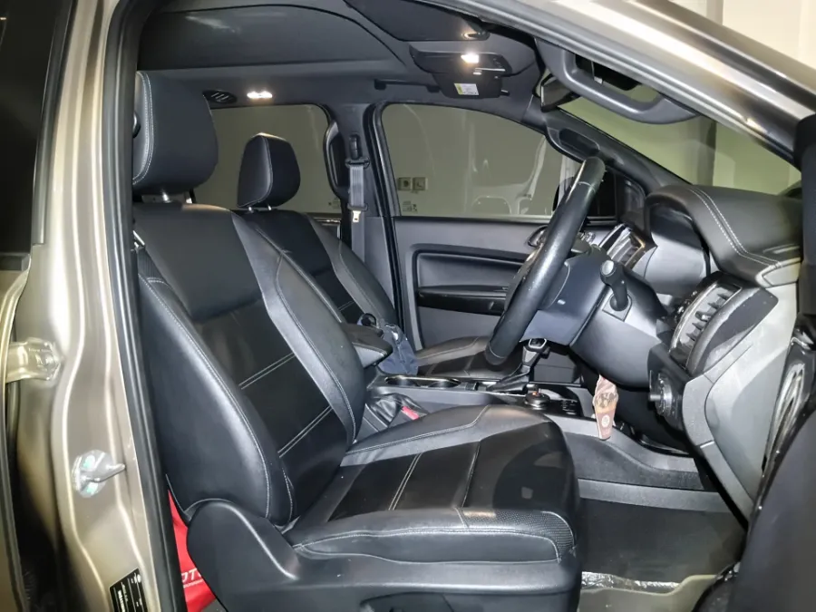 Foto Mobil Bekas Kabin Depan Ford Everest 2.0 Titanium 4X4 tahun 2021