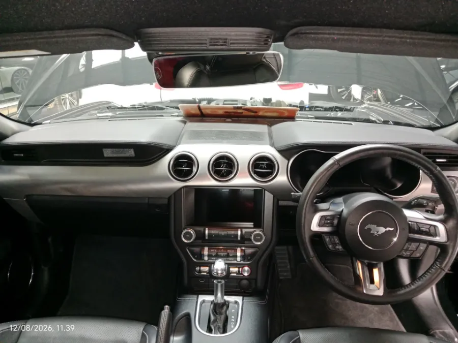 Foto Mobil Bekas Dashboard Ford Mustang 2.3 tahun 2022
